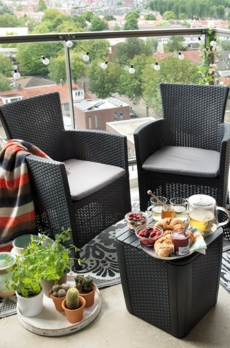 Stylish and robust luxury balcony furniture set in Dubai's premium outdoor space.